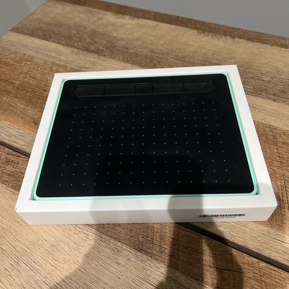 Wacom Intuos Small Wireless Graphics Tablet - Picture 4 of 5